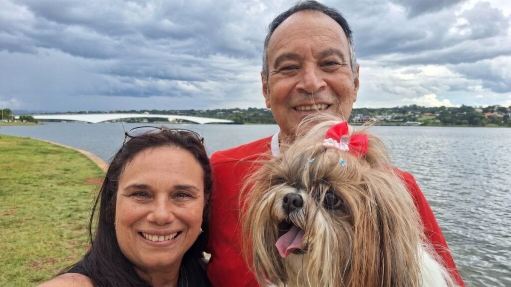 Por Que os Brasileiros Amam Tanto o Shih Tzu? 5 Luna, Shih Tzu de 11 anos, em sua rotina familiar